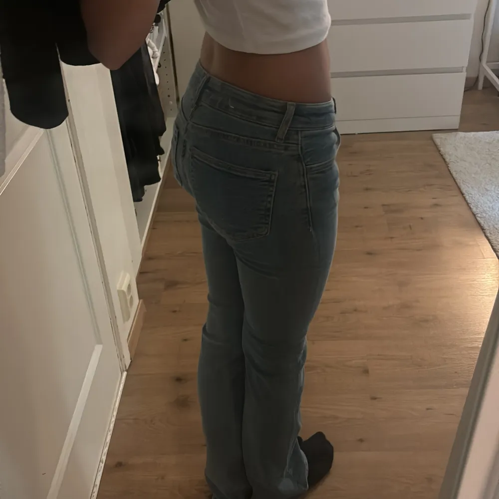 Säljer ett par ljusblå jeans i bra skick. De är lågmidjade och är raka i benen! 💕. Jeans & Byxor.