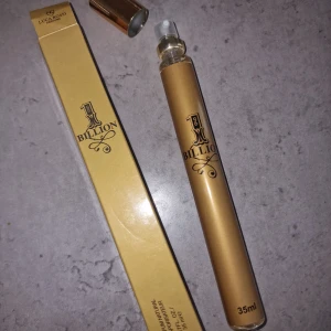 Parfym - Endast använd 2 sprut men har en likadan därav säljes denna, luktar super gott🫶🏼