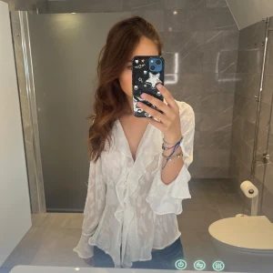 Zara blus - Snygg blus från zara i storlek xs med super fina detaljer💓 