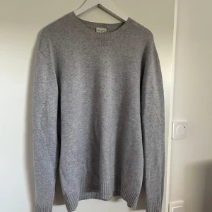 John Henric Tröja - Sjukt bekväm tröja från John Henric, storlek XL men passar L och även M om man gillar lite oversize.  Nypris 1200kr, mitt pris 600kr men inte hugget i sten!