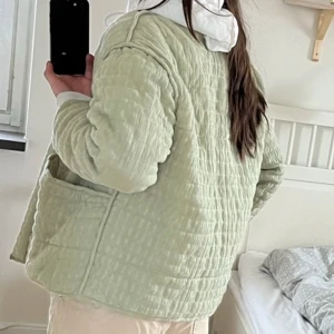 Grön jacka - Grön jacka perfekt till höst/vår, från zara. Strl 164 men passar bra på mig som är s. Skick som nytt.