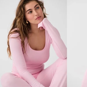 Soft touch jersey top  - rosa långärmad tröja från Gina Tricot som är helt oanvänd med prislappen kvar.