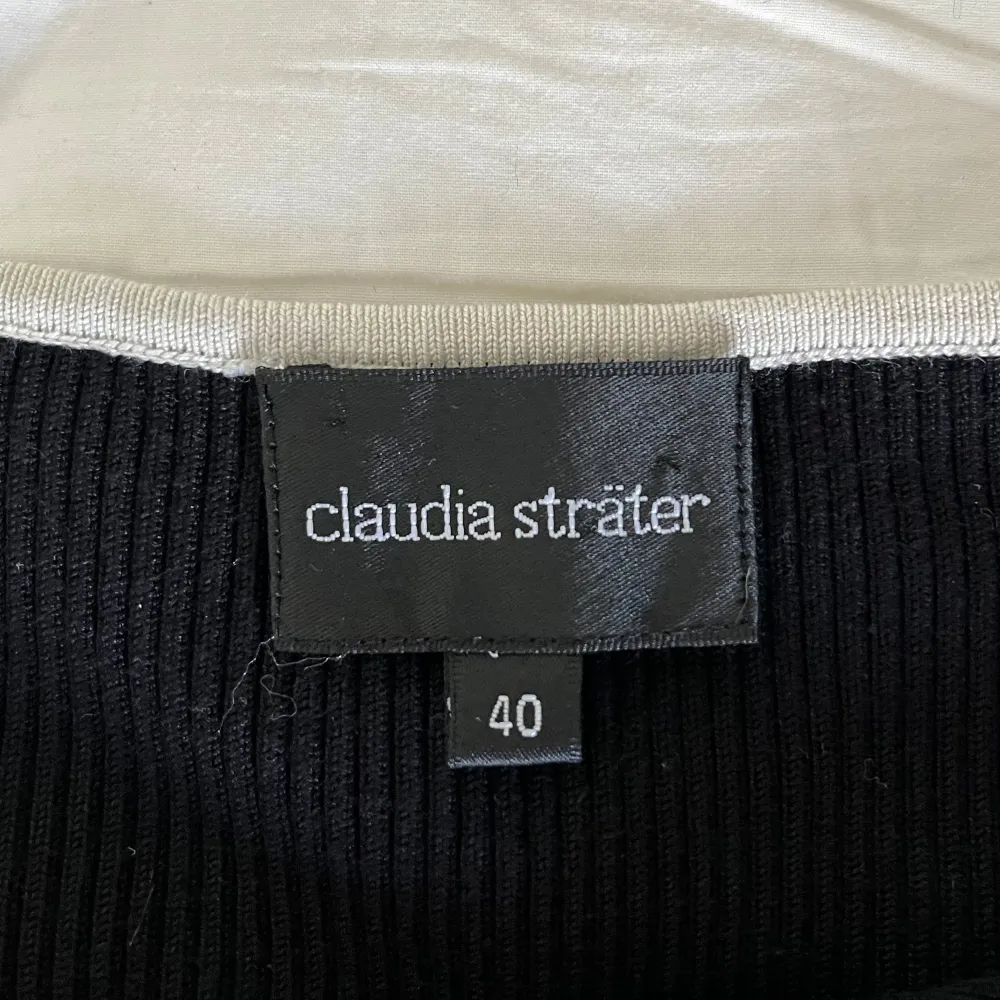 Super fint linne från Claudia Sträter. Passar storlek S och M. Väldigt bra kvalite och mycket smickrande passform. Perfekt för höst/vinter perioden som snart är igång. . Toppar.