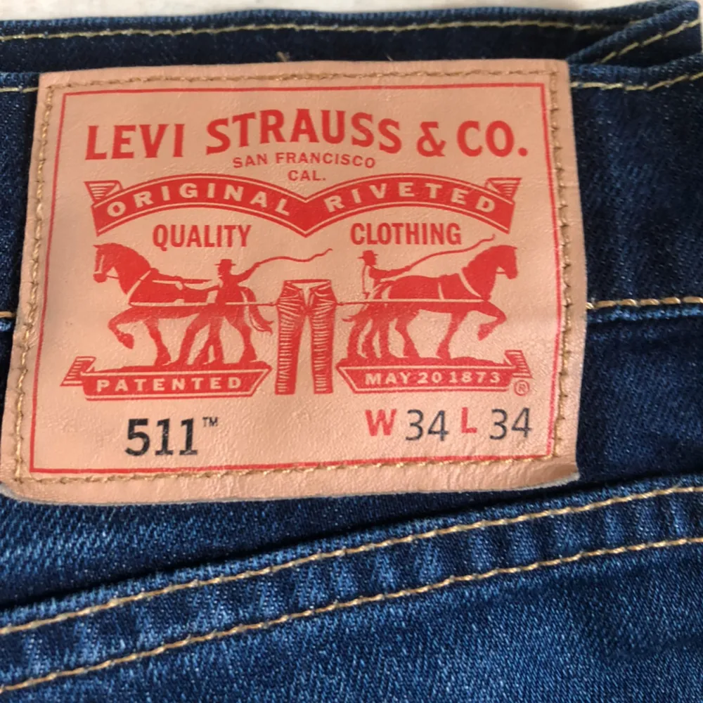 Sjukt snygga Levis 511 jeans i storlek 34/34 Slimfit! Säljs för endast 379kr! Tveka inte på att skriva till oss vid minsta lilla fundering! . Jeans & Byxor.