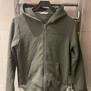 Calvin Klein zip - Fet Ck zip hoddie, säljer pga att den är för liten för mig, storlek 14 år och passar dig om du är runt 170] skriv om fler frågor eller bilder