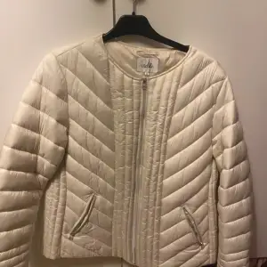 - cream white color - thrifted  - size 46, fits me well, I am size 38/40 on jackets - no noticeable flaws  - has a normal zipper  - small in size - worn once by me