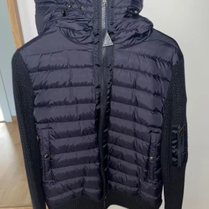 Moncler cardigan - Säljer dena fina cardigan , har tyvärr inget kvitto men priset kan diskuteras bara vid snabb affär