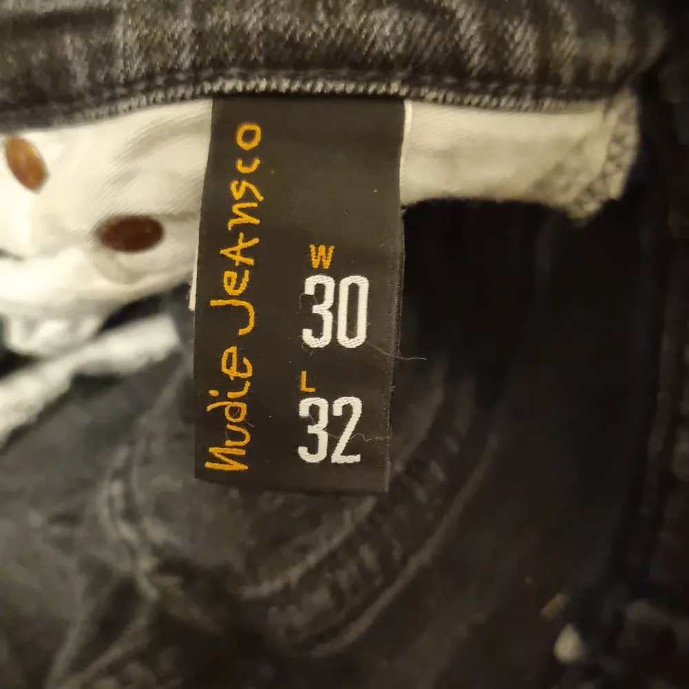 Snygga Nudie jeans av modellen Grim Tim. Skicket är mycket bra 4.5/5. Nypris ca 1600.. Jeans & Byxor.