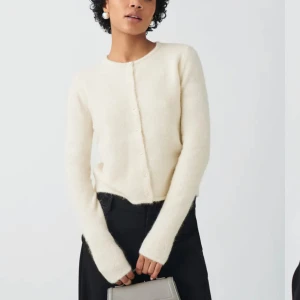 Stickad kofta - En vit stickad kofta från Gina som aldrig kommer till användning!! Passar till allt  nypris 399 