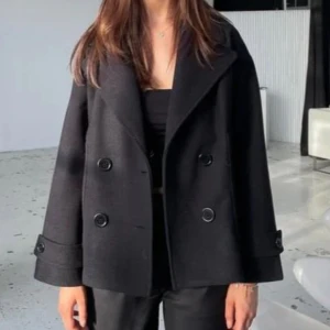 design by si kappa - säljer denna kappan från design by si i bra skick! skriv privat för egna bilder💕