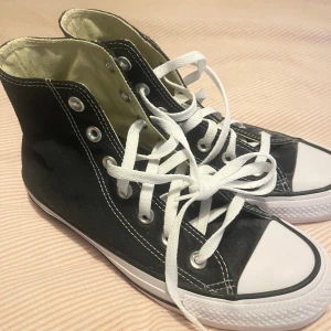 Converse höga  - Svarta oanvända converse höga 