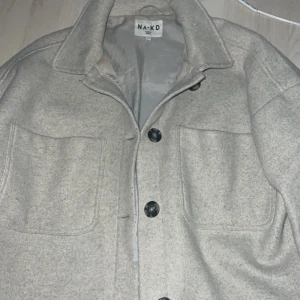 Grå kappa - En fin grå kappa, lite sminkfläck vid kragen som säkert lätt går att få bort (se bild) det är inget som jag stört mig på eller som synt när jag bär den. Xs men passar upp till M Hör av er vid frågor😊