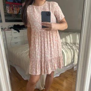 Flowy klänning  - Superfin klänning från Pieces. Använd fåtal gånger gånger. Superbekväm på dessa riktigt varma dagar, då den är super flowy, där det finns mycket plats❤️🥰❤️