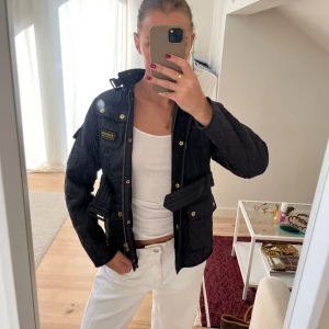 Barbour jacka - Skitsnygg Barbour jacka som är perfekt nu inför hösten! Egentligen i storlek L barn, men passar mig som oftast har Xs/S💖