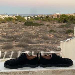Louboutin skor med spikar - Säljer dessa feta Louboutin skor för att de är för stora på mig! Passformen är perfekt och skicket är perfekt! 👌🏼 Kom privat om du har några funderingar🤝
