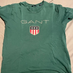 Grön t-shirt från GANT - Grön gant tröja i fint skick. Säljs för att den är för liten. Storlek 170cm/15yo