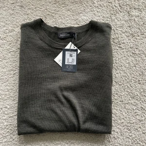100% merinoullströja. HELT NY! - Helt ny trendig 100% merinoullströja i storlek M. Nypris ligger på 599kr men den kan bli din för endast 199kr!🔥Alla taggar och lappar sitter kvar sedan köp.  Om ni har några funderingar är det bara att skicka ett medelande😁 