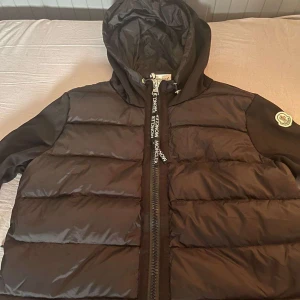 Mon*ler jacka - Helt ny och oandvänd mon*ler jacka storlek S. Ej r*ktig. Nfc Scan funkar även . Pris kan diskuteras men inte för lågt