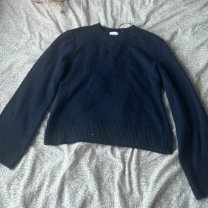 Stickad tröja - Marin blå stickad tröja från HM