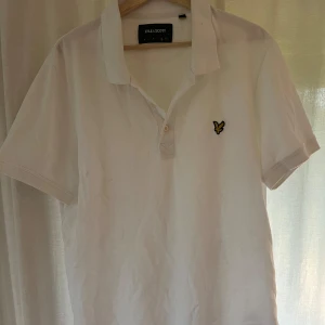 Lyle & scott - Säljer nu min helt oanvända lyle & scott piké. Skriv för frågor och funderingar!
