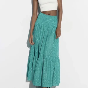 Långkjol zara - Kommer inte till användning längre. Nypris 599:- Lappen har åkt av men jag skulle säga att det är en S. Skriv om ni undrar något! 