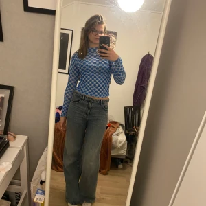 Blå långärmad tröja  - Säljer denna snygga blå långärmad tröja från junkyard i storlek s, den är i bra skick. Säljer denna pågrund av att den tyvärr inte kommer till användning längre 