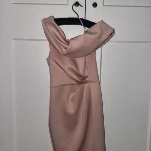 Ljusrosa festklänning/cocktailklänning från ASOS - Inprincip ny har endast använt 1 gång. Jätte fint material.  Storleken står är 32 , men jag som normalt sätt har storlek 34 upplever att den passar perfekt och inte är för tajt alls. Väldigt stretchigt material så skulle säga att det passar flera.