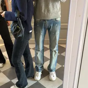 Säljer mina skitsnygga Replay jeans i strl W30 L34, då dem är lite för små i midjan för mig. De är använda men i bra skick. Nypris ca 1000 men säljer för 450 (pris kan diskuteras). Hör av er vid intresse! 