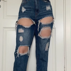 Mom jeans - Super sköna mom jeans ifrån Riot med hål. Skulle säga att dem är större i storleken så skulle även passa en 38. Använda ca 2 gånger och har inga defekter. Säljer eftersom dem inte kommer till användning.