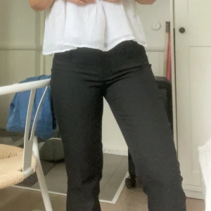 Perfekta kostymbyxor!! - Säljer dessa perfekta lågmidjade kostymbyxor då jag två par likadana. Är i toppskick! ⭐️