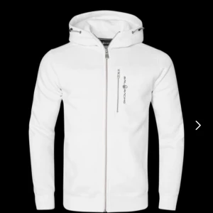 SAIL RACING BOWMAN ZIP HOOD - Säljer denna snygga sail racing bowman zip hood i storlek L. Tröjan är använd men fortfarande bra skick. Nypris är 1500kr💗