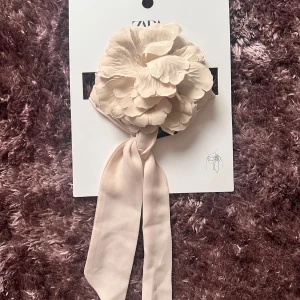 Zara  ljusbeige blomma Sjal- halsband - Sjal Polyester Aldrig använd, med etikett beige, Polyester