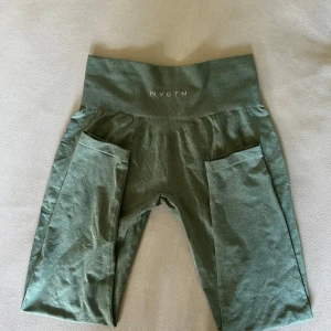 Tights - Tights från NVGTN. Storlek L men och är true to size.  Använda vid något tillfälle och därav nästintill nyskick. Inga defekter i sömmar mm.