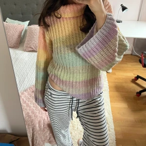  Stickad tjocktröja - Super gosig stickad tjocktröja 🐻✨Färgen på tröjan visas som bäst på 2a bilden!! 🥹 
