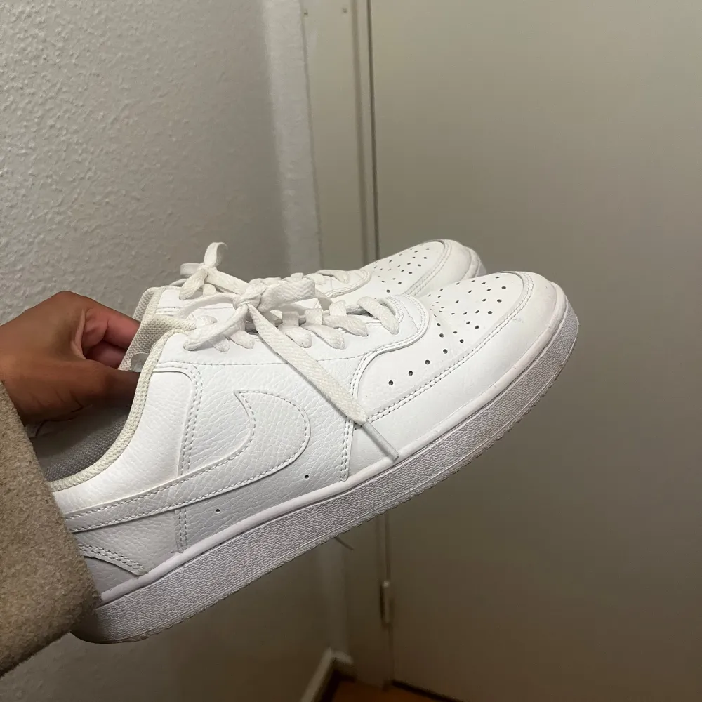 Nike air force skor, använda vid tre tillfällen. Stl 43. Pris kan diskuteras. . Skor.