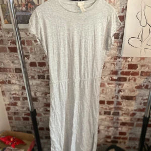 Grå klänning  - En helt basic grå klänning från Hm. Använd kanske 1-2 gånger, annars aldrig använd sedan jag köpt.