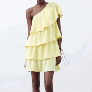 INTRESSEKOLL Gul zara klänning - Eftertraktad slutsåld zara klänning, skriv prisförslag 💛