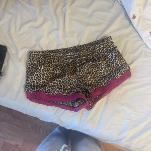 Pyjamas shorts  - Söta lågmidjade leopardmönstrade pyjamas shorts med rosa spets! Bra skick 😙 