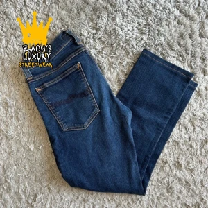 Nudie Jeans  - Jag säljer ett par jeans som tidigare har varit justerbara i storlek. Nu har de en fast passtorm. • Midjemätt: 39 cm • Längd: 86 cm Jeansen är i bra skick och perfekta for dig som letar efter en mindre storlek. Hör av dig om du är intresserad!
