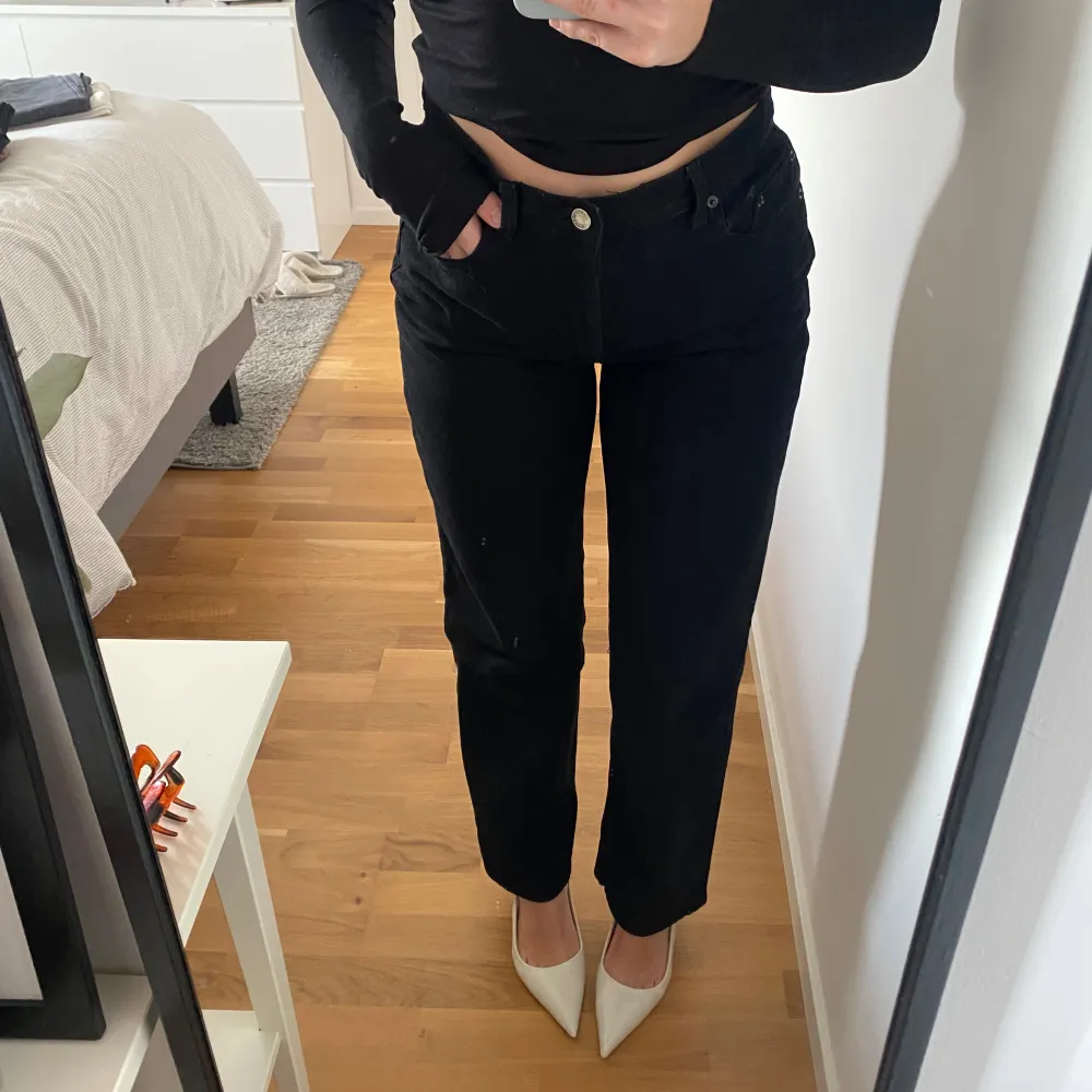 Säljer ett par snygga svarta byxor från ASOS DESIGN. De är raka i modellen och har en midwaist passform. Perfekta för både vardag och fest! Byxorna är knappt använda och har en enkel design med knappar.. Jeans & Byxor.