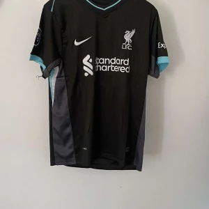 Liverpool hemma kit 2024/25 - Finns fler tröjor inne på mitt konto 