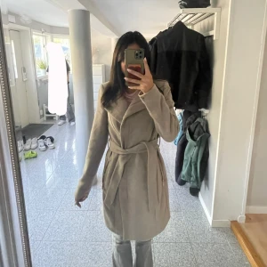 Kappa - Jätte fin kappa från Vero Moda i storlek S. Den har ett hål i fickan men inget som syns.