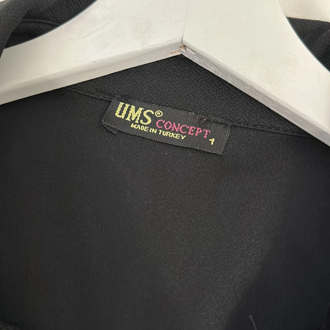 Svart klänning med unika ärmdetaljer från UMS Concept - 91