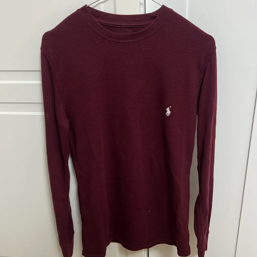 Tunn tröja/sweatshirt i princip nytt skick. Nypris ca 1200kr. Säljer pga att jag bytt stil. Pris går att diskuteras och hör av er vid frågor!. Tröjor & Koftor.