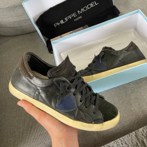 Phillipemodel  - Säljer nu dessa svarta philippemodel skor i storlek 40 som är i bra skick men det finns lite defekter som man ser. Har dessa och några andra par där det är begränsat med box och dustbag så det är först till kvarn, skriv för fler bilder/frågor🙌🏼