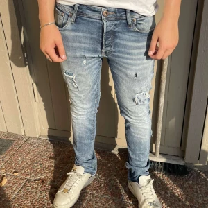 Jack and Jones slim Glenn  - Säljer nu dessa feta Jack and Jones slim Glenn jeans☀️🌊 jeansen är i fint skick. Hör av er vid frågor eller funderingar. 