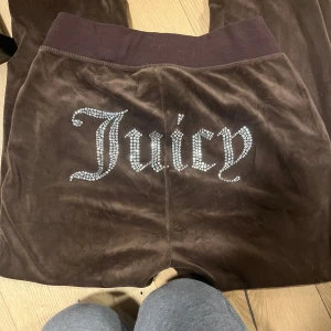 Juicy couture byxor - Bruna juicy byxor i storlek xs☺️ skriv om du har frågor!