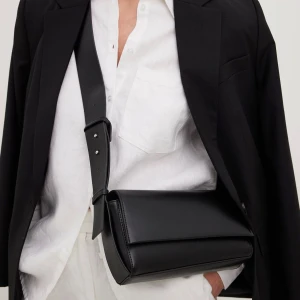 Crossbodyväska NAKD - använd fåtal gånger så i fint skick!  Nypris 499