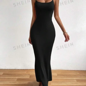 Svart långklänning från SHEIN - svart långklänning från shein. ärmlös med en tight passform, storlek xs. 