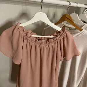  Rosa blus 🩷🩷 - Säljer denna söta blus🩷🩷synd att den inte används då den är för stor💕💕